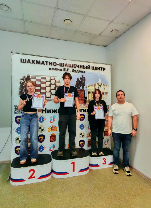 11 августа в нашем Центре прошли шахматный и шашечный турниры среди трудовых отрядов мэра Ленинского района.
